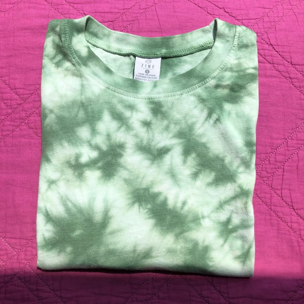 Tye-die cropped shirt.